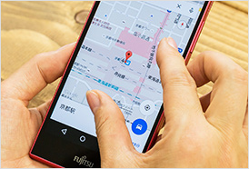 地図アプリを操作する写真